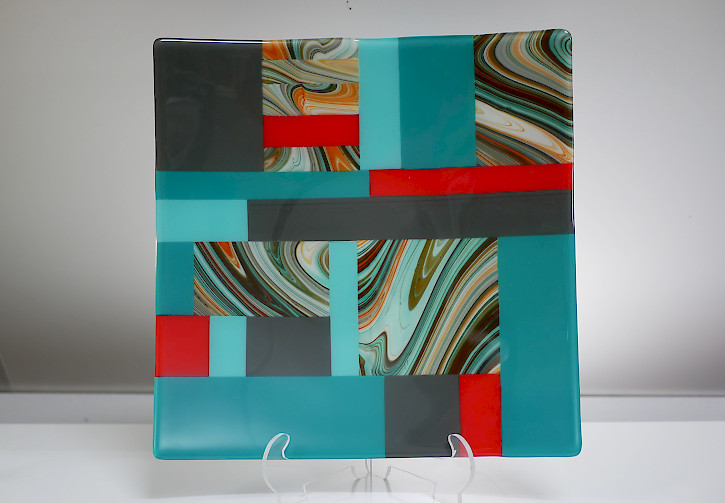 Vierkante schaal in turquoise, rood en grijs opaal glas. Afmeting: 40 x 40 cm